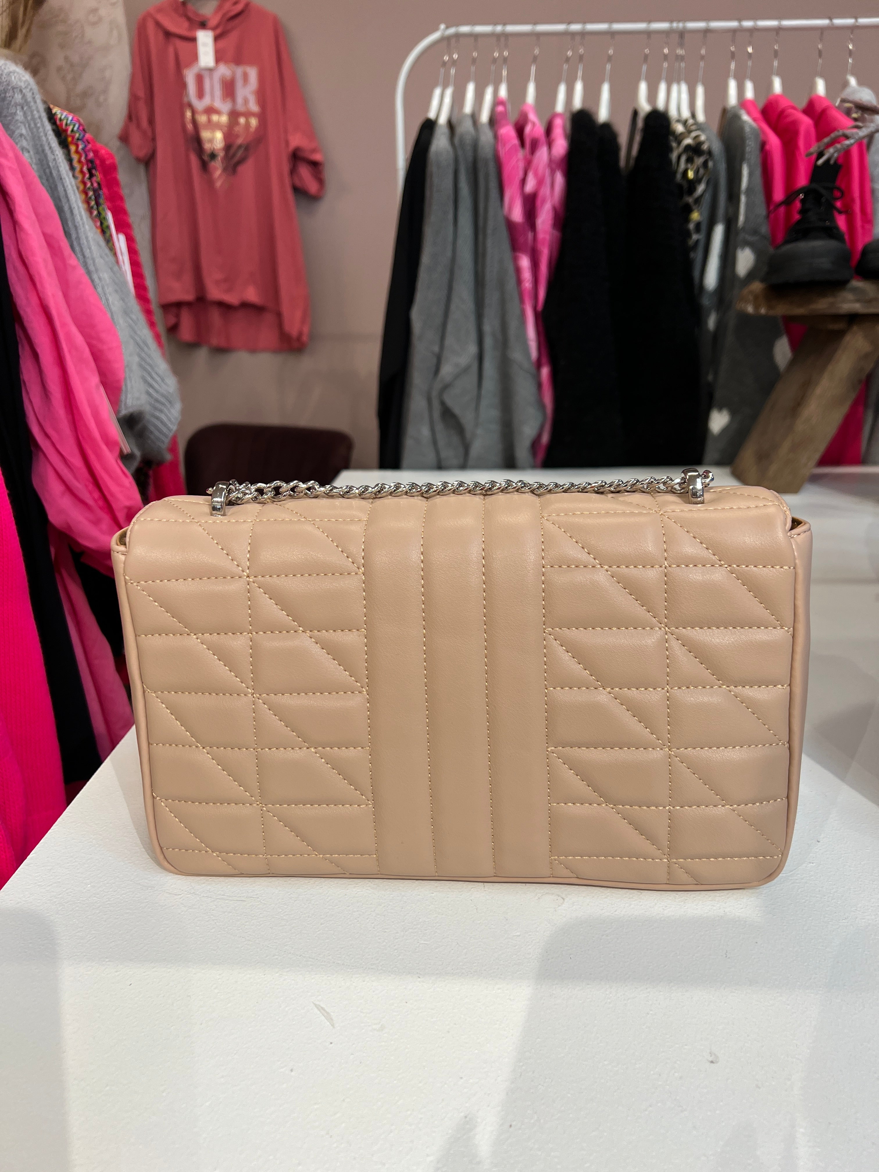 Hallie - Stor korsväska med silverfärgad kedja och stängning